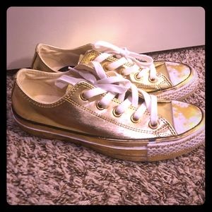 Good converse tennis shoes✨